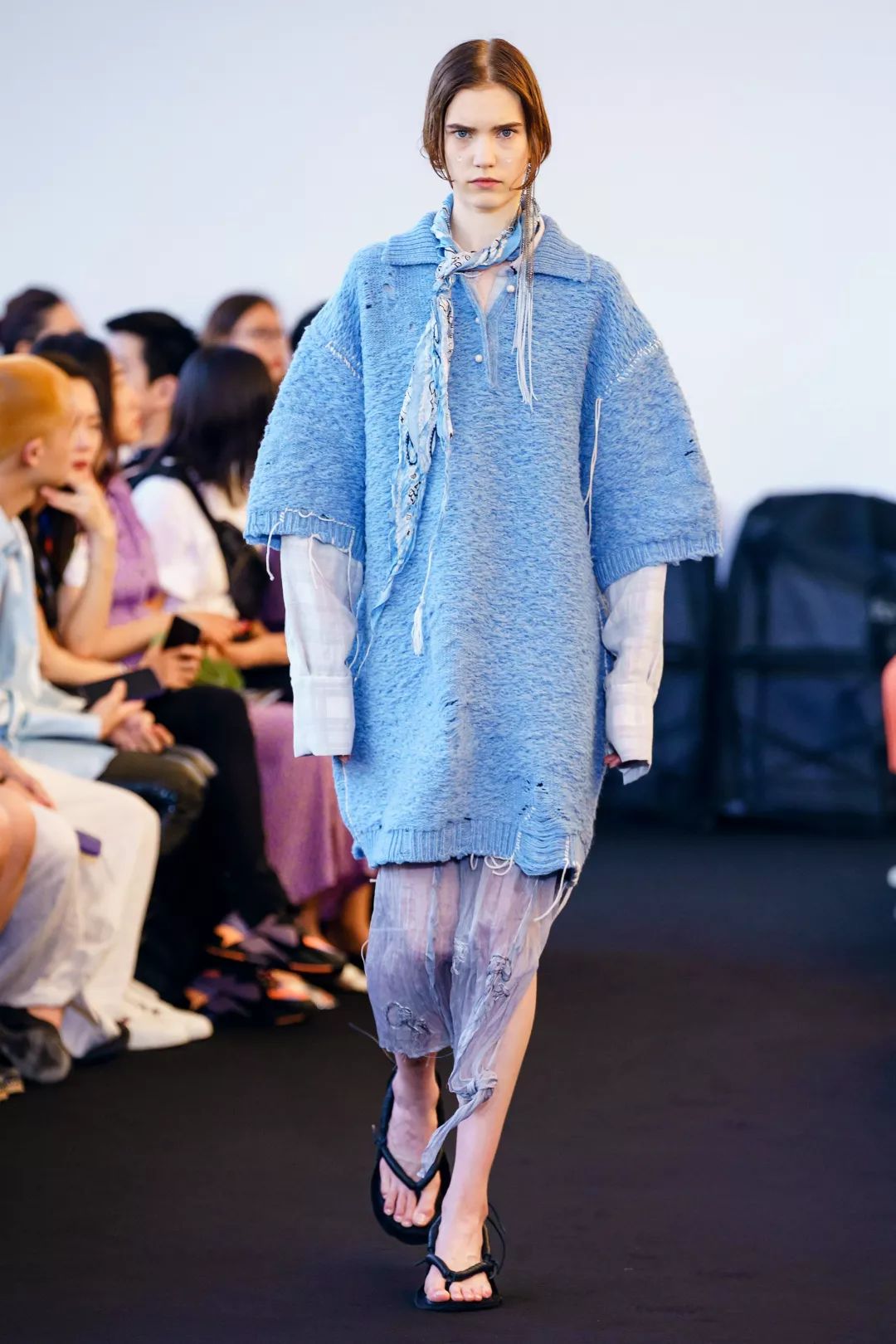 2020年的春夏流行色温柔清水蓝