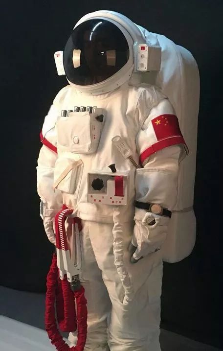 拟展出宇航服展览将展出超过100幅珍贵的航天真实史料照片和航天实物
