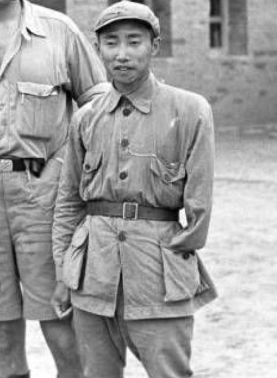 深入分析一张老照片,4人合影却有2位独臂将军,可知战争的残酷