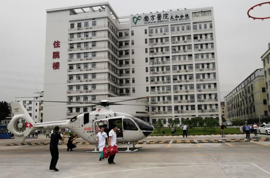 直升机降落在南方医院太和分院.