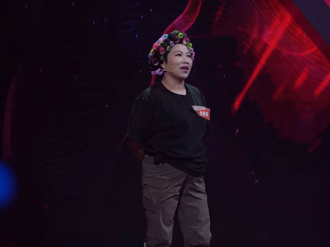 "包租婆"重出江湖,现场大秀五郎八卦棍