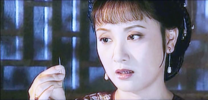 《康熙微服私访记》系列时你就会发现,邓婕在这里所饰演的宜妃的扮相