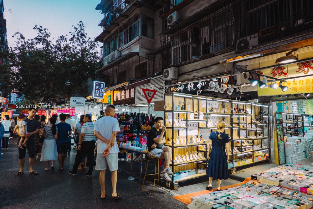 武漢規模最大的夜市:廉價商品成堆,另一種購物天堂之繁榮_江漢路