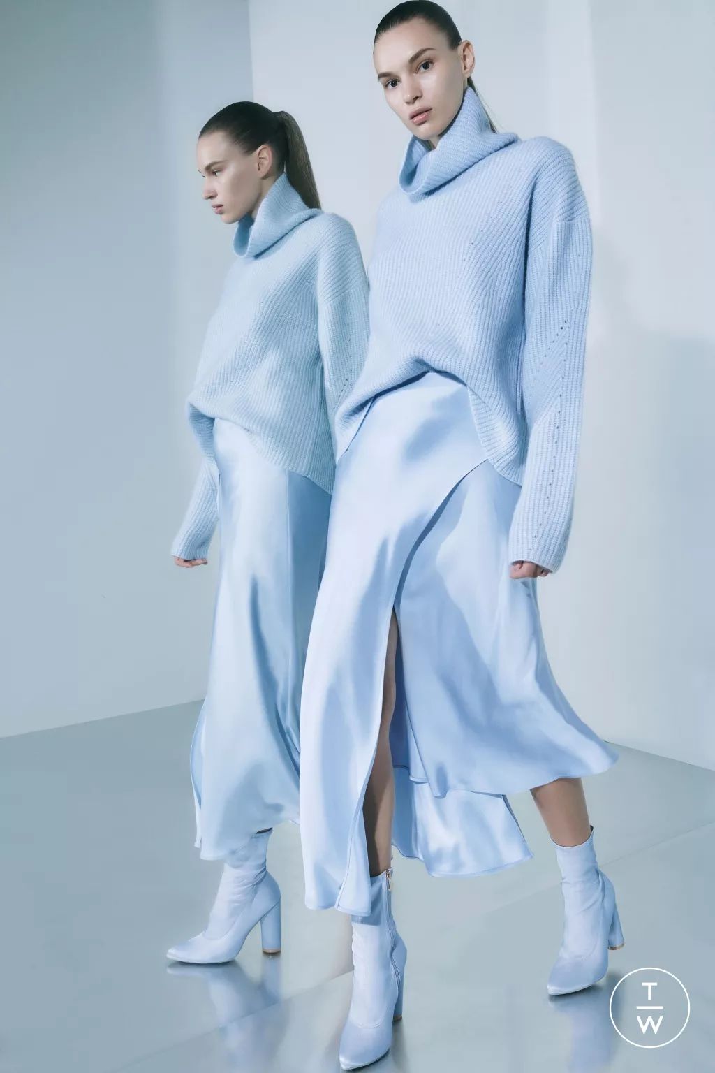 清水蓝色衬衫裙,简约宽松的样式,搭配一双驼色拖鞋,配一个藤条包,休闲