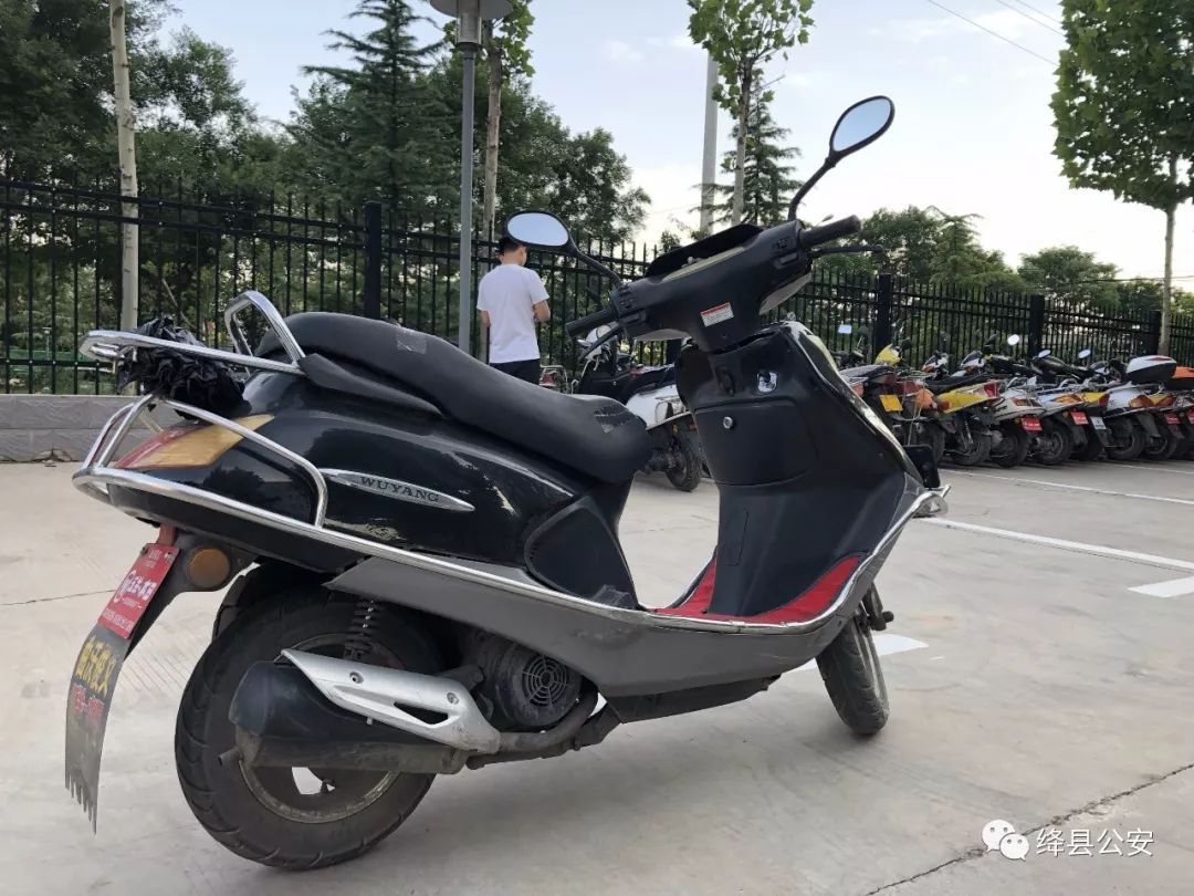 黑色五羊本田牌二轮摩托车