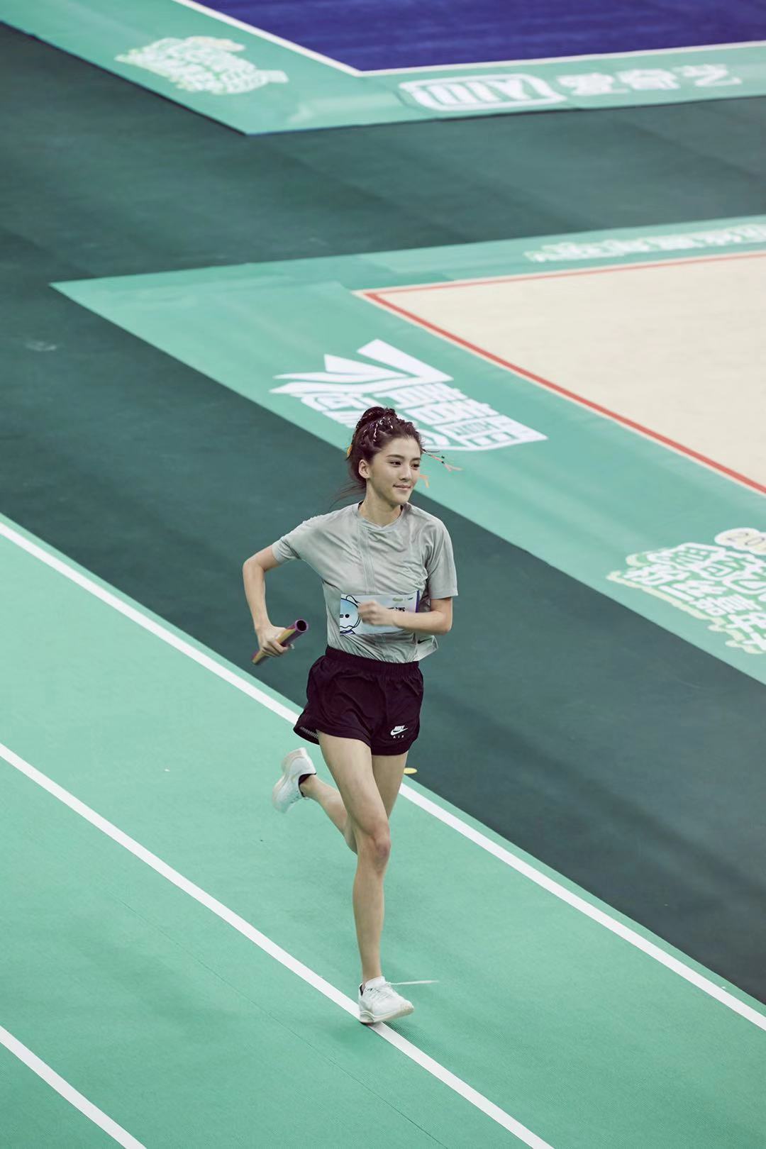 吴千语亮相粉丝嘉年华运动会 化身"元气少女"_比赛