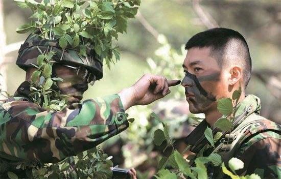 为什么军人在执行任务时要把脸部涂满迷彩色为什么要这么做呢