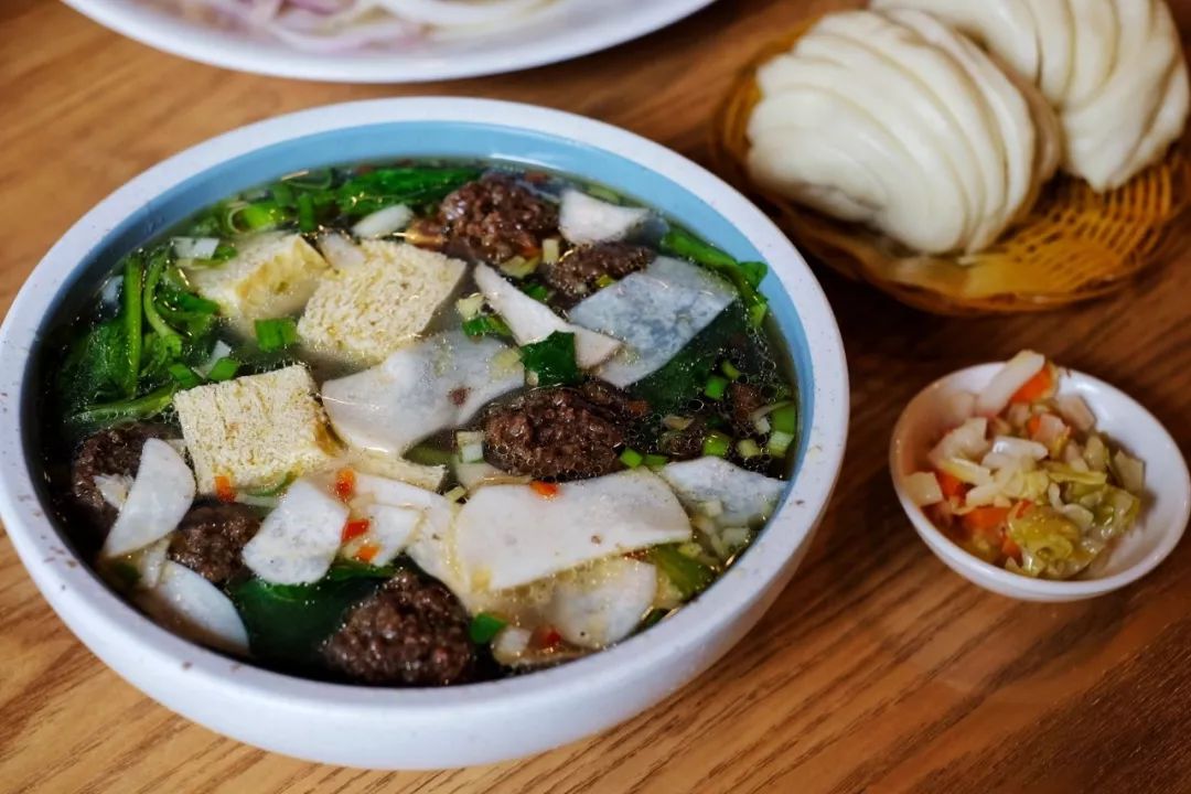 做新疆丸子汤的店家,在北京屈指可数,从这店铺直白的起名方式就看得出