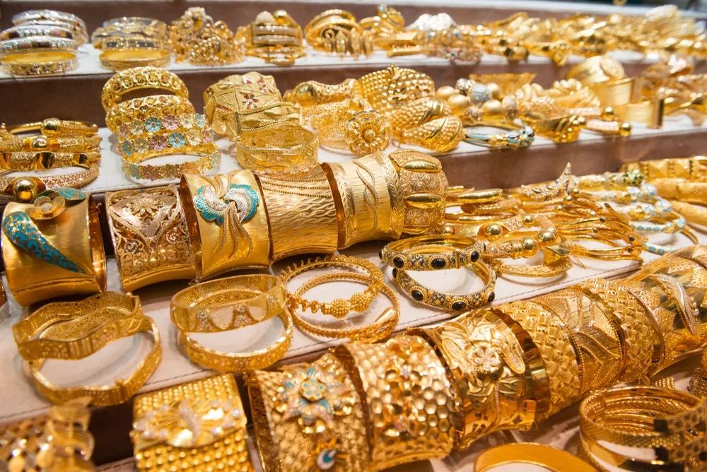 黄金市场,香料市场街道两侧金银首饰大概有几千家,金光闪闪,如入皇宫.