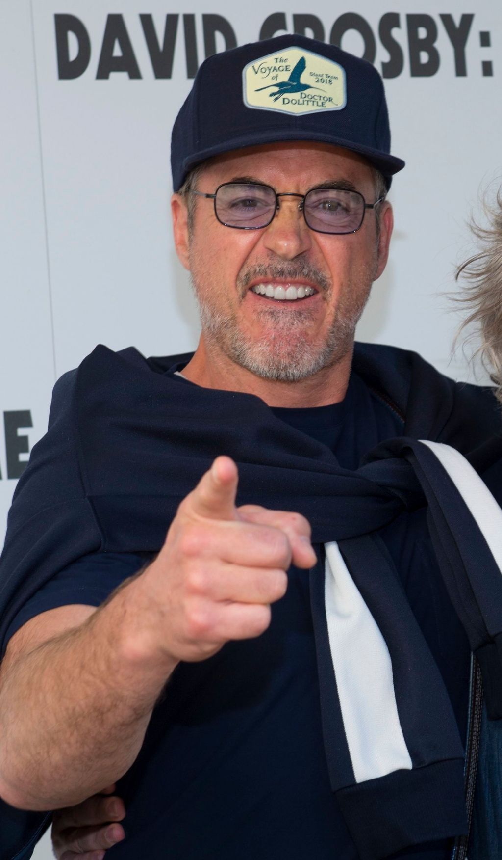 原创小罗伯特·唐尼现身活动!披外套扮超级英雄,白胡子小男孩没错啦