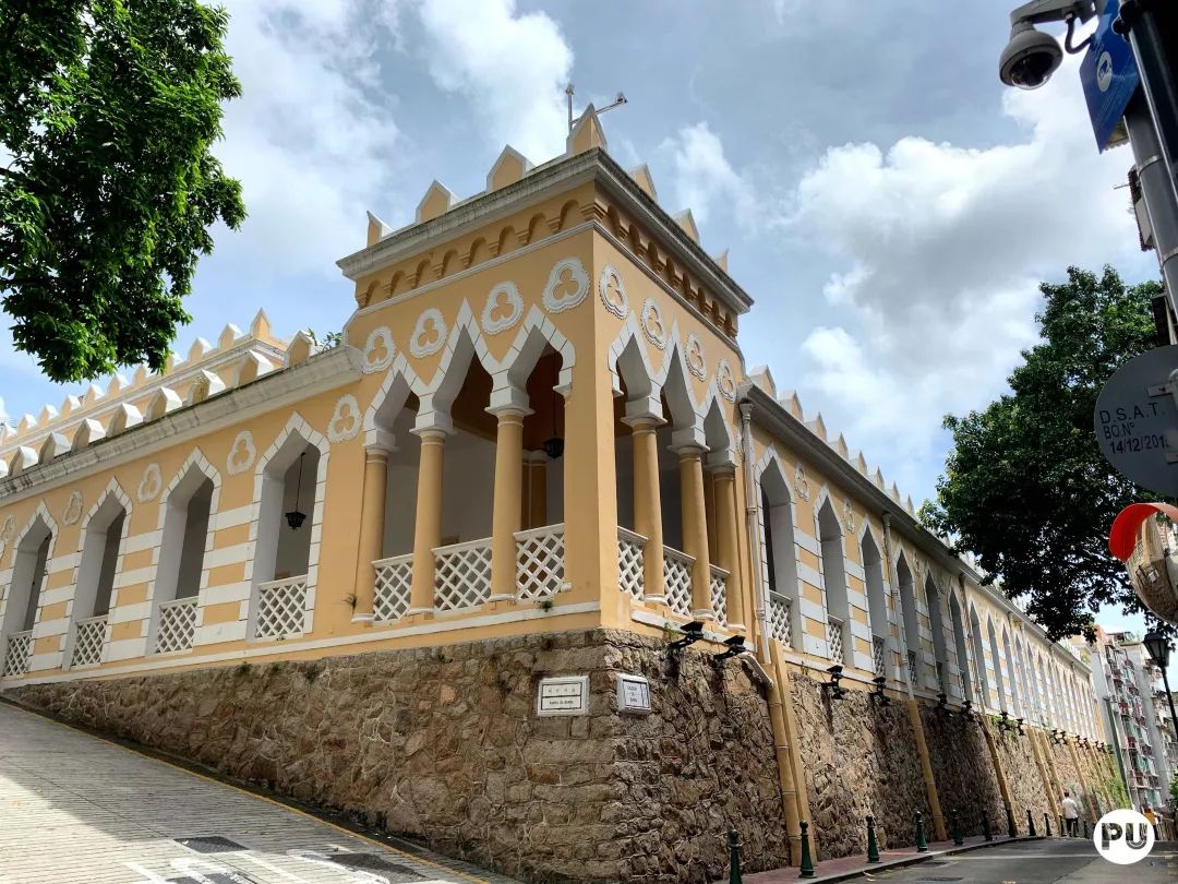 外墙柱窗是穆斯林式穹顶,配合通花围栅 一座受 阿拉伯色彩及哥特建筑