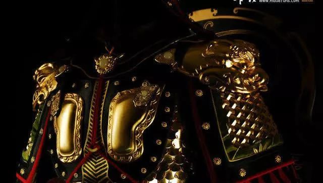 这一时期的铠甲又重新用小甲片编制