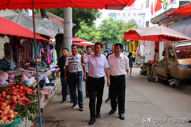 7月15日,西乡县政府副县长张汉文带领县市场监督管理局,县城市管理