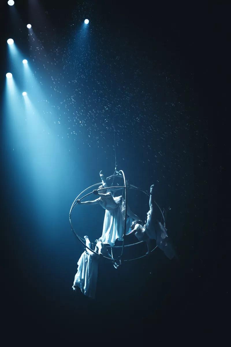 年轻hym摄影师网络爆红他镜头下未来感很真实却又太震撼