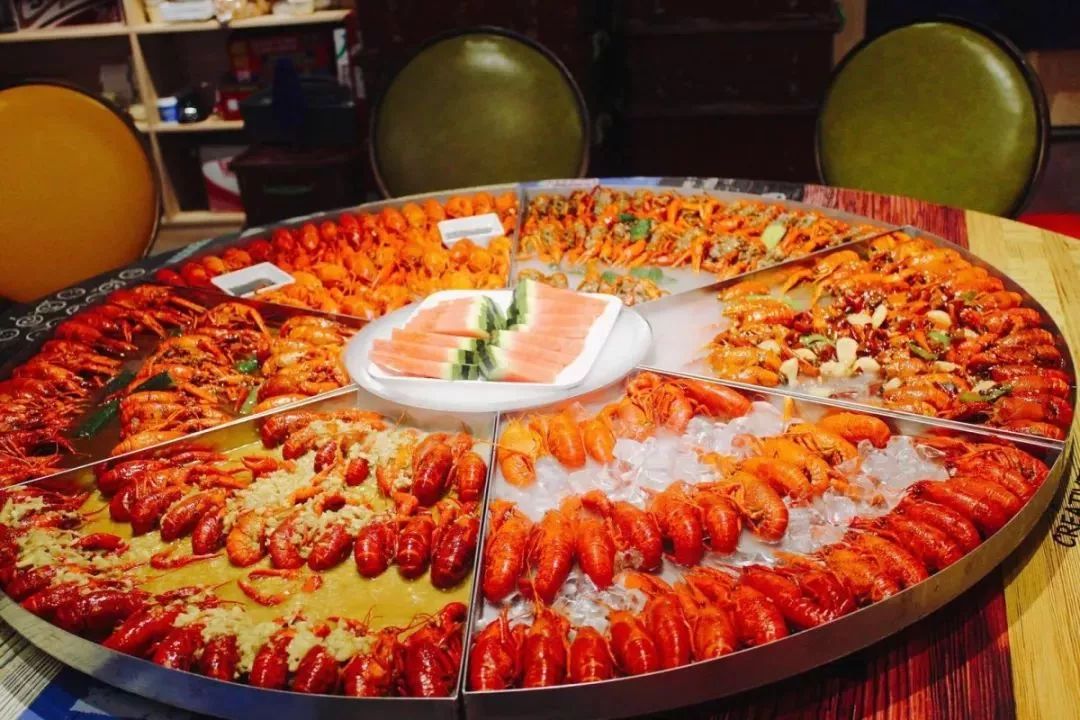 十三香,香辣,蒜蓉,冰镇,清蒸及去头小龙虾组成的大拼盘,6种不同口味