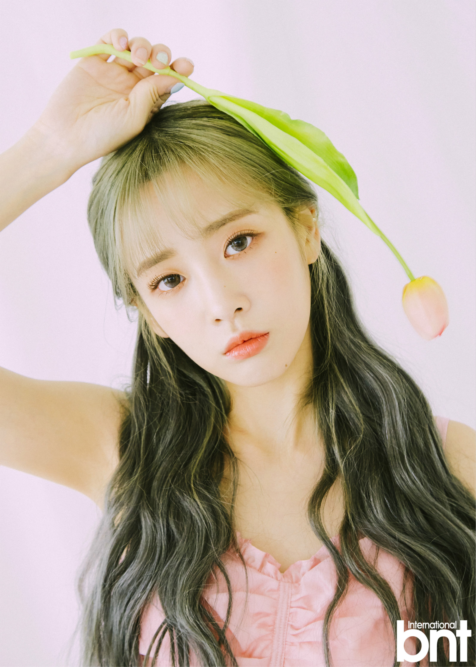 lovelyz柳洙正刘智嫒拍摄bnt写真 营造梦幻氛围