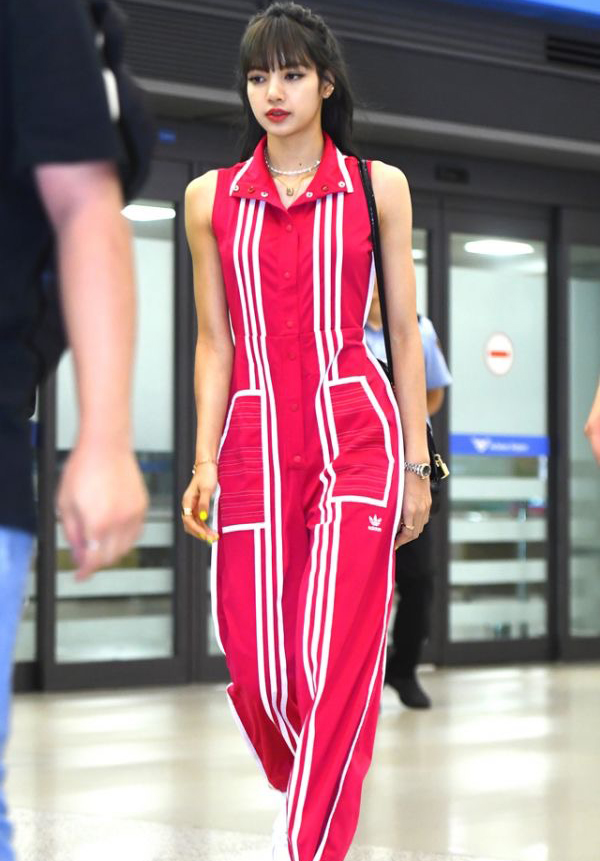 原创lisa帅气现身机场身着连体裤超帅气并且气质还非常出众
