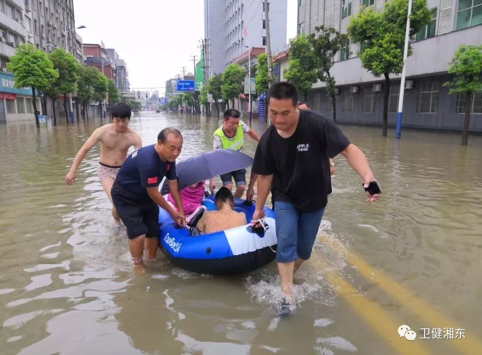 洪水无情人间有爱湘东区卫生健康志愿服务队奋战在抗洪救灾一线