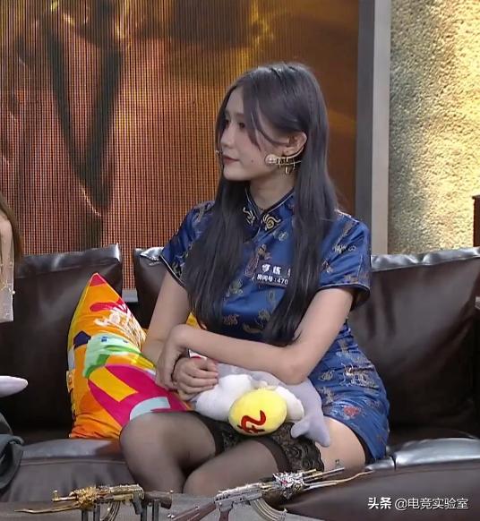 就有点花瓶角色了,直播途中很少发言,吸引眼球全靠小旗袍下难掩好身材