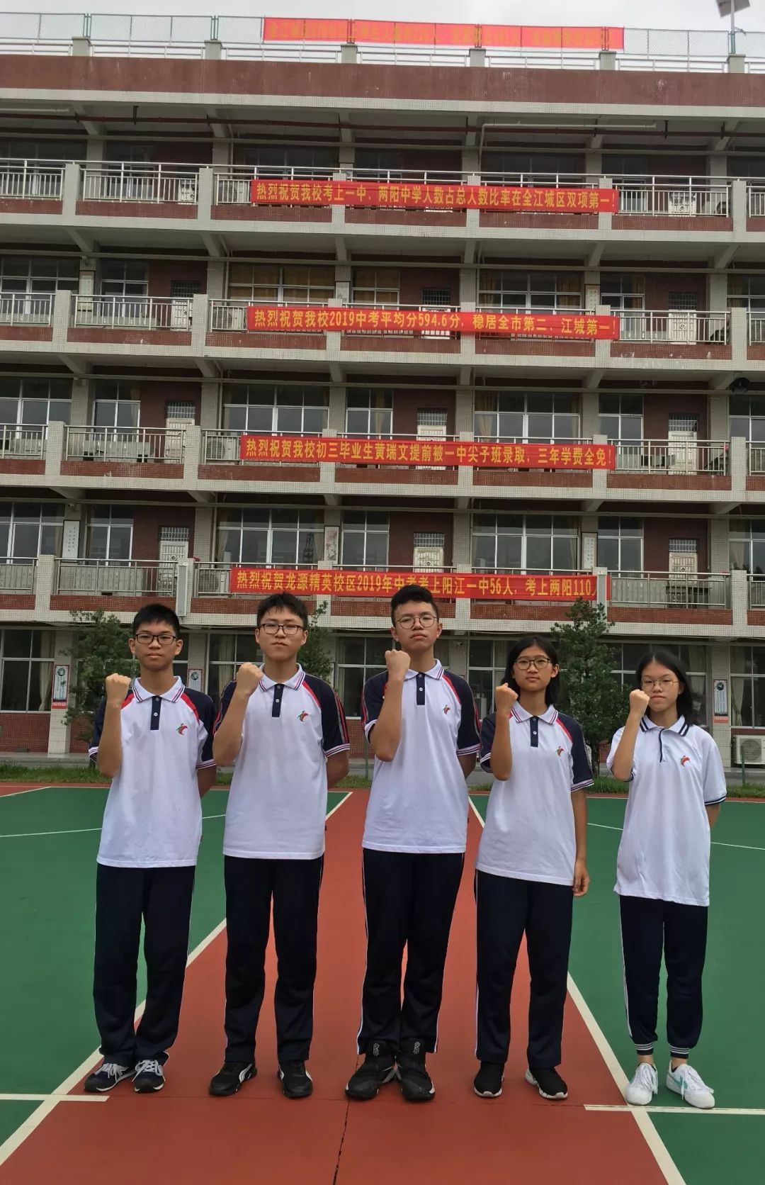 阳江龙源学校精英校区受访学生代表左起:吕金峻 黄瑞文 关泽超 郑晓彤