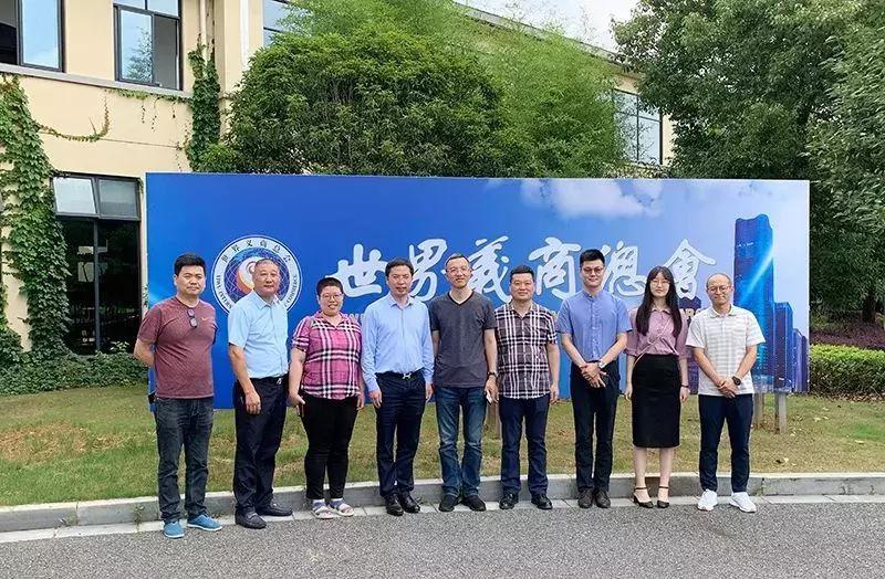 秘书长屠国斌,副秘书长应良俊,秘书处主任刘新方,亿蜂董事长兼ceo张涛