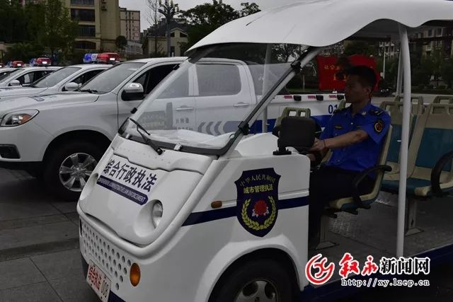 县综合行政执法局执法用车,均按照住建部要求统一标志标识:车辆标识