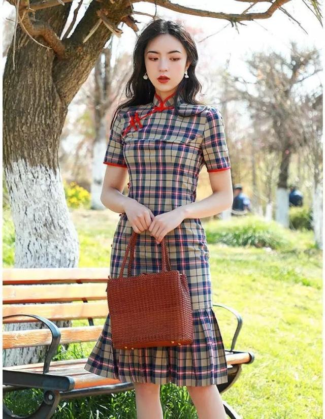 结合复古的格纹,随意一个大波浪和红唇就穿出了俏皮的民国少女感