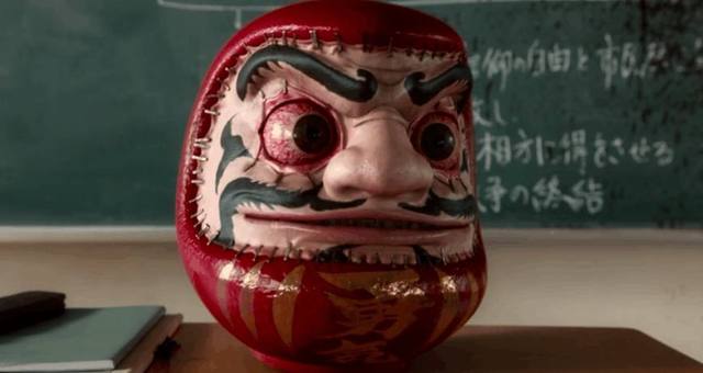 于是才一个转身老师的头就爆了,然后替代他的就是一个面目狰狞不倒翁