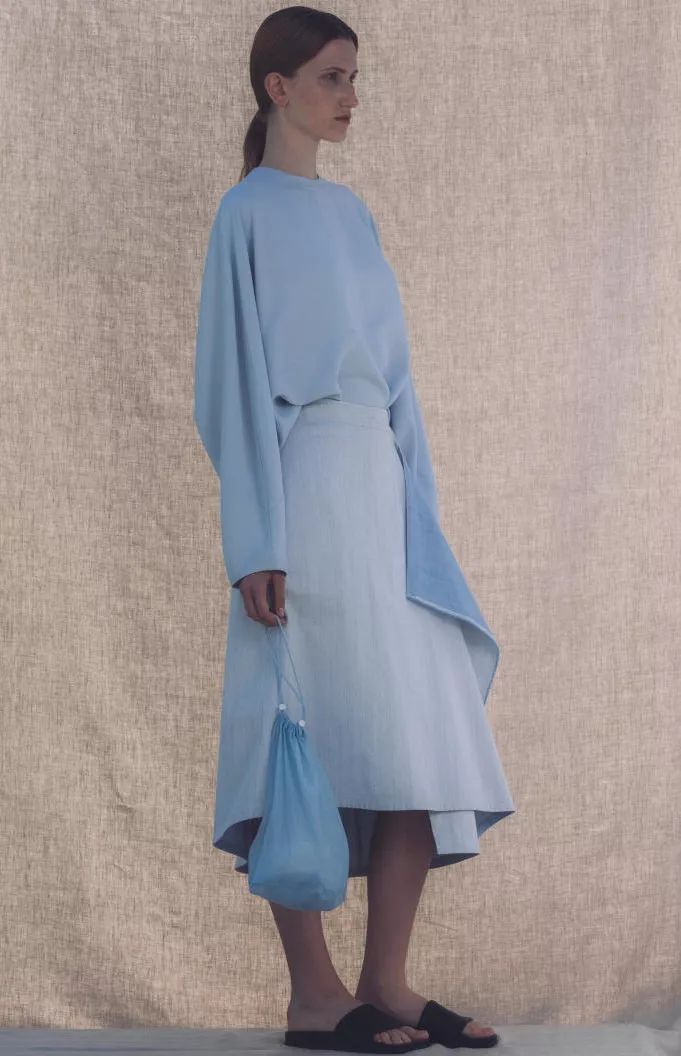 清水蓝色衬衫裙,简约宽松的样式,搭配一双驼色拖鞋,配一个藤条包,休闲