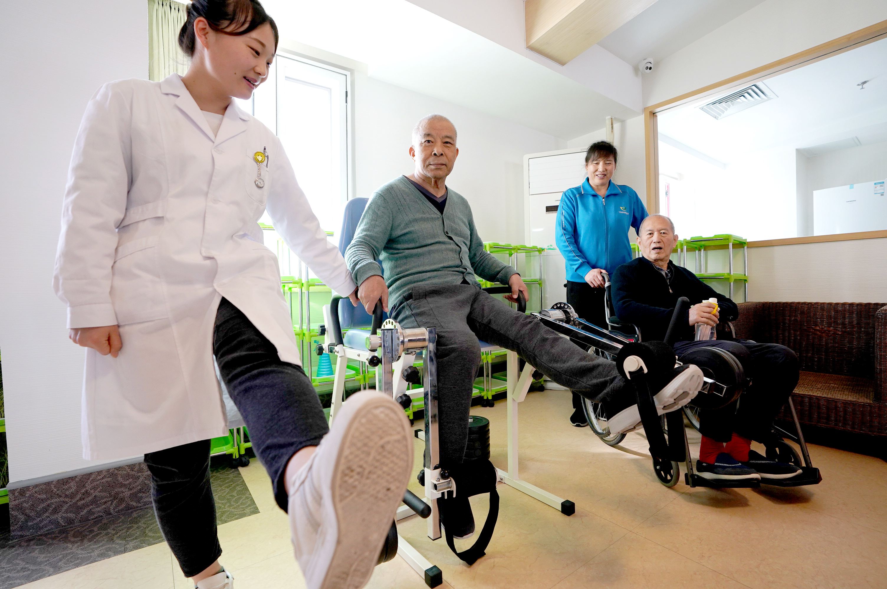 97万个,社区养老服务设施4.66万个,互助型养老设施8.73万个.