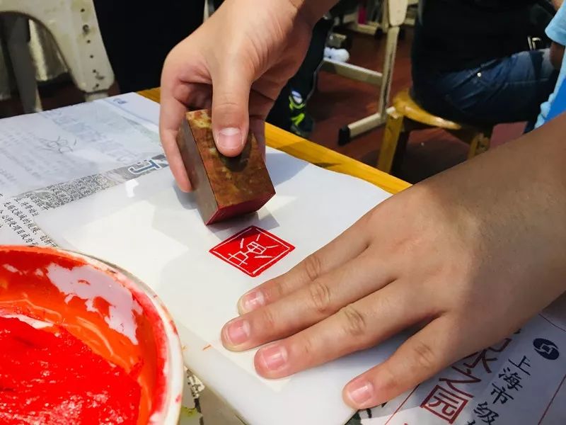 气韵章华——亲手执刀在老师的指导下,孩子们在下面认真的学习和实践.