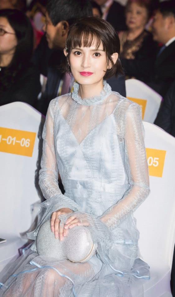 她是灵魂摆渡的王小亚今穿卫衣配中筒袜腿是常人的一半粗