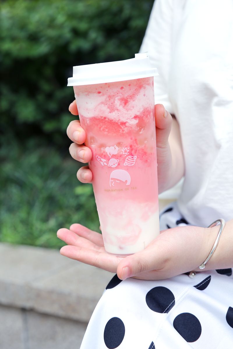 将多肉瓜瓜标配的芝士换成酸奶,再加一份冰淇淋,diy成这杯西瓜甜品杯.