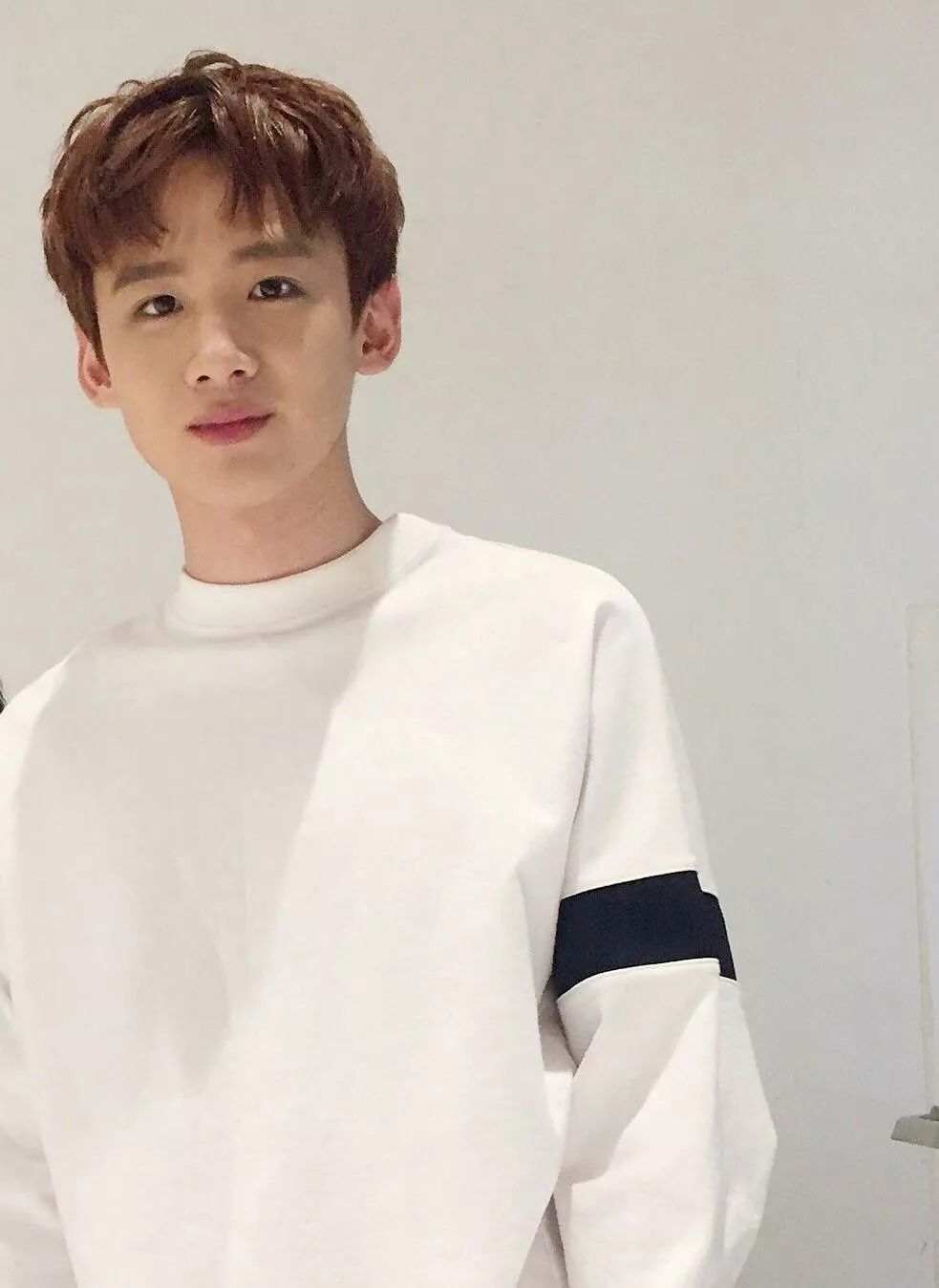 白敬亭晒海滩肌肉照,粉丝的关注点在他的腰上,让女生都惭愧