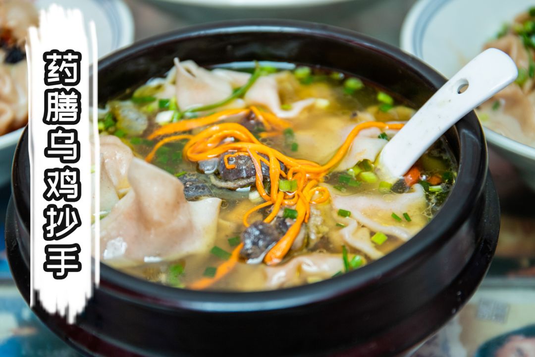 加入红枣,枸杞等药膳经过数小时熬煮的乌鸡汤滋补又养身,是每个小仙女