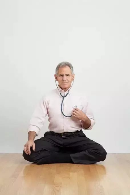 1893年印度瑜伽大师在芝加哥世界宗教会议上正式将冥想(meditation)