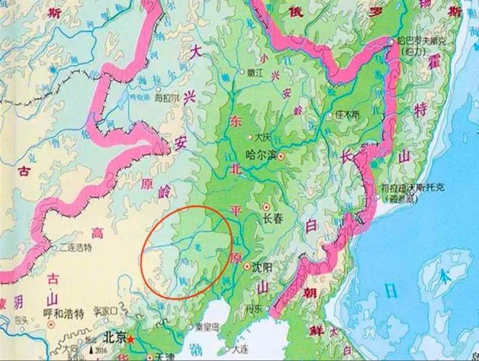 东部是长白山脉,西部是大兴安岭,北部是小兴安岭,南部则横着燕山山脉