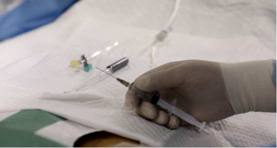 老哥俩过嘴瘾喝冰啤前列腺增生找上门医生提醒中老年男性少碰辛辣冰啤