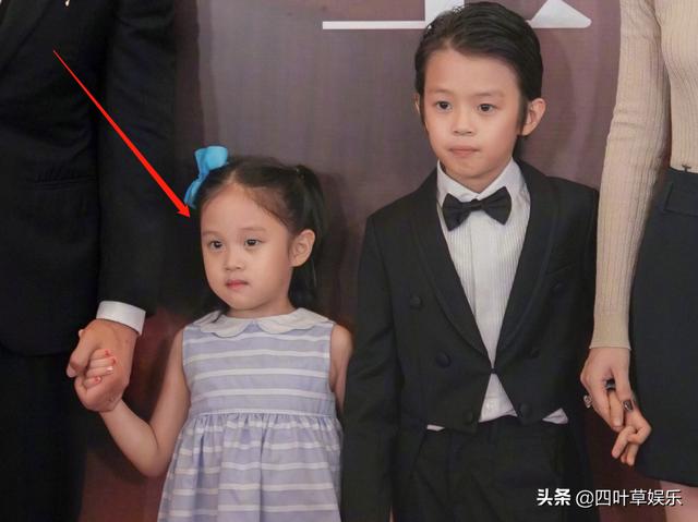 邓超女儿走红毯全程高冷谁注意到孙俪的解释瞬间被笑翻了