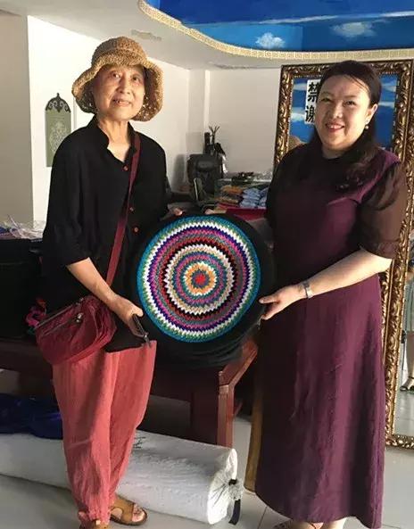 中国女性学开拓者李小江教授到通辽女手艺人工作室调研