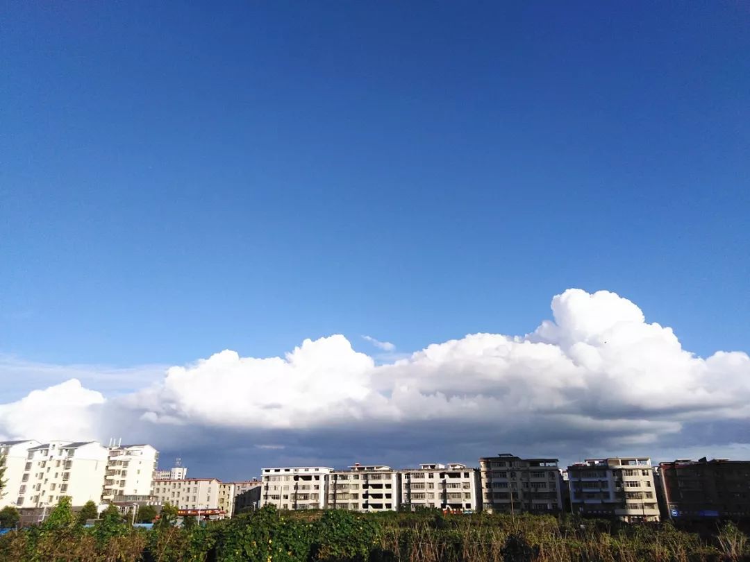 今天下午拍到的宜豐的天空實在是美得不像話