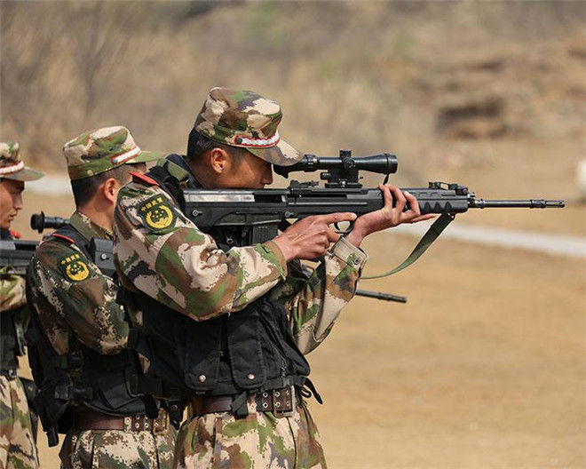 为何神枪手开枪前要退掉一发子弹?不是为了耍酷,老兵:保命要紧_射击