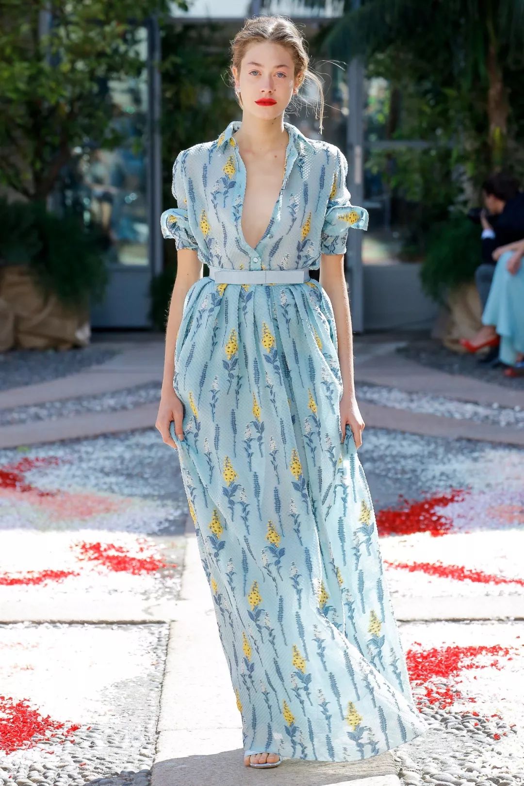 清水蓝色风衣,呈现出属于春夏的无穷活力,给人一种无拘束的享受,轻松