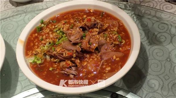 明夫幹仔排煲鰳鯗蒸肉餅天天旺有很多忠實顧客,甚至有定居國外回來的