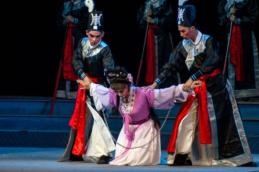 《十五贯》里无锡知县审理所谓通奸谋杀案错在哪里