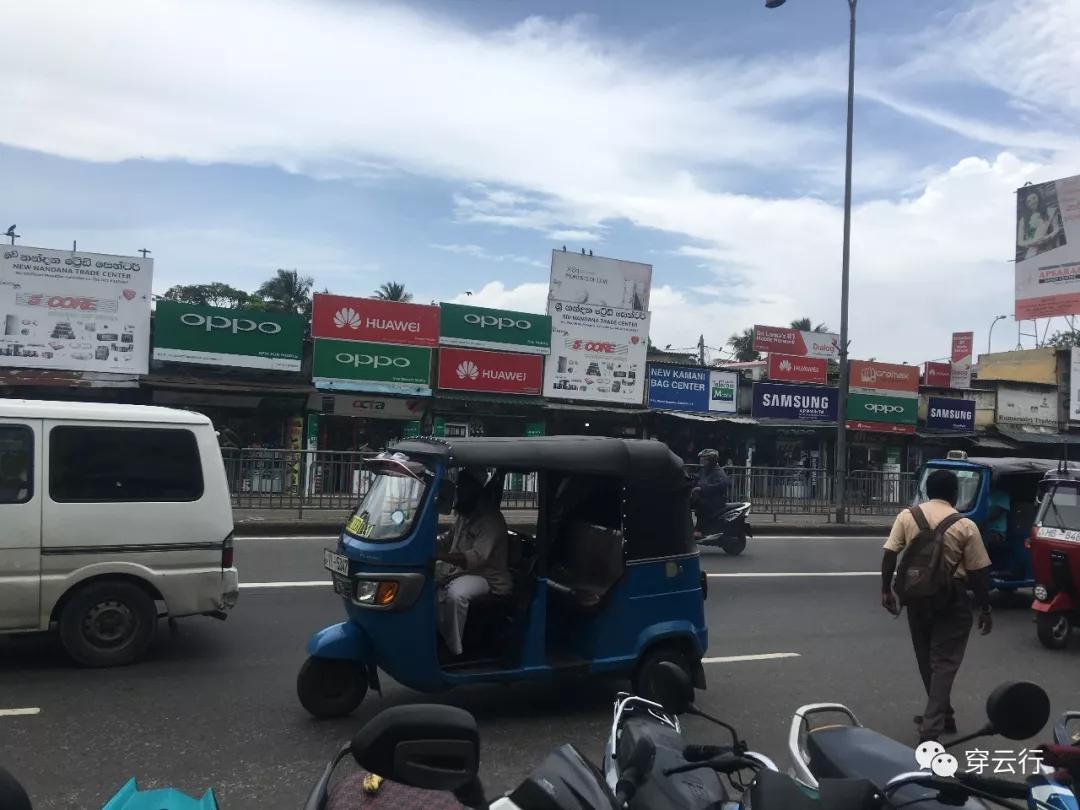 手機一條街和國內到處都存在的手機一條街一樣,在靠近火車站的地方