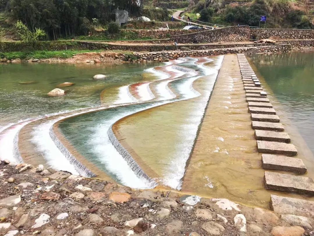 其实它学名叫"堰坝".