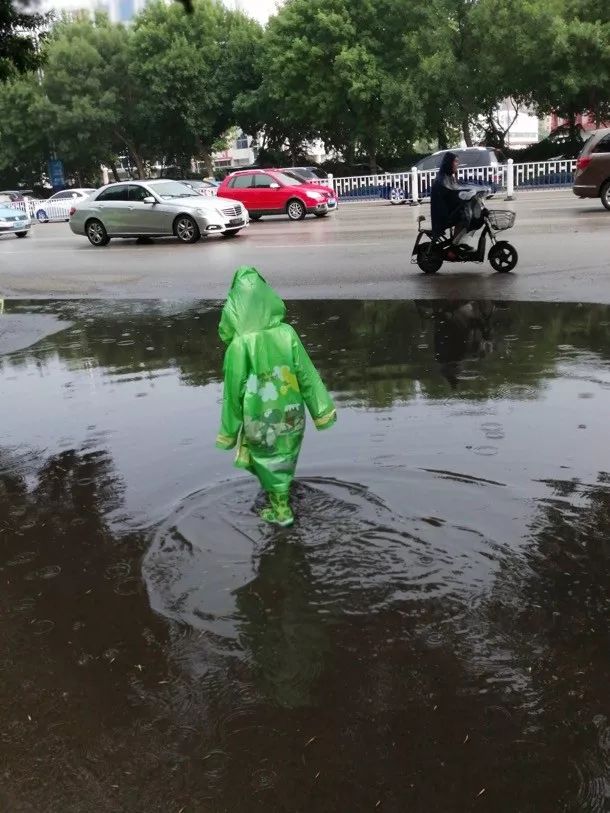 路过有水的地方就想踩两脚谁踩的水坑溅起的水花更大甚至比一比小孩子
