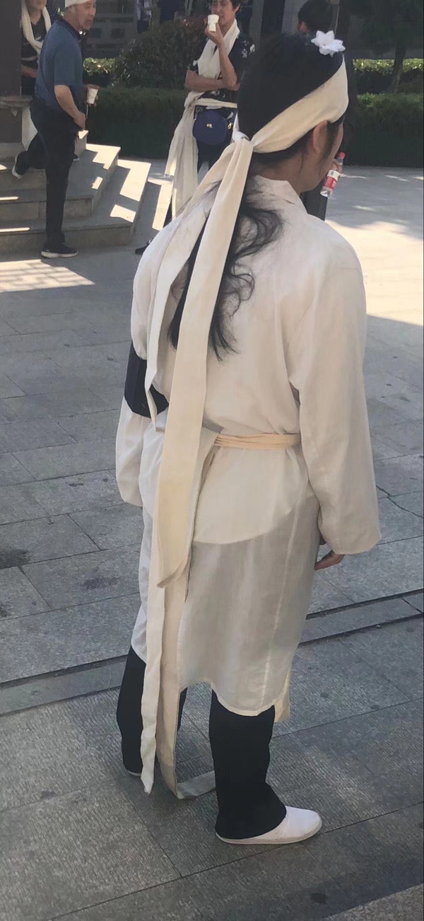 给孝女穿孝服图片