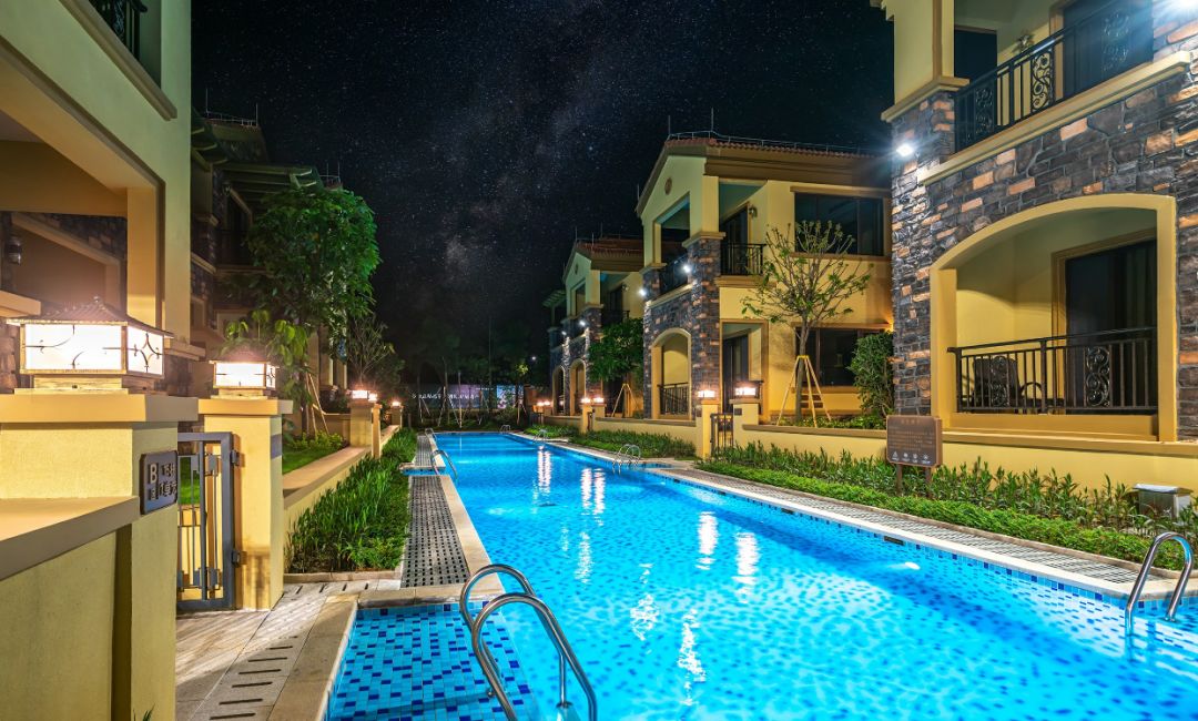 2019广东网红泳池别墅环绕泳道ufo悬空视觉1公里巨长水晶湖浪它